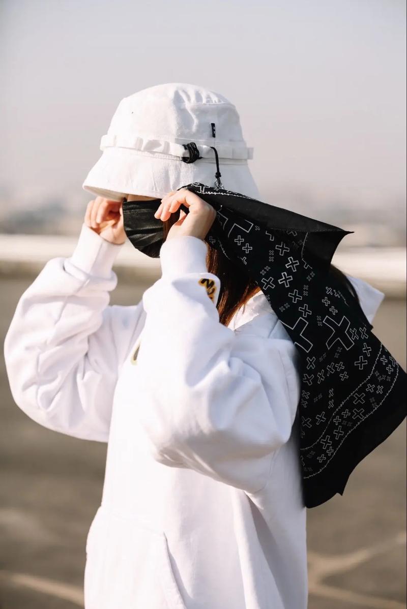 抖音上带渔夫帽唱歌