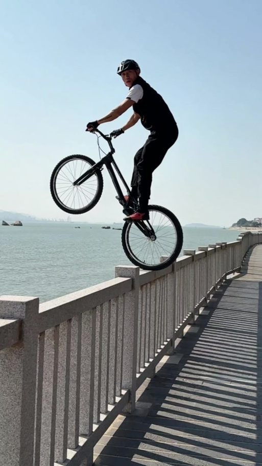 抖音上的攀爬自行车