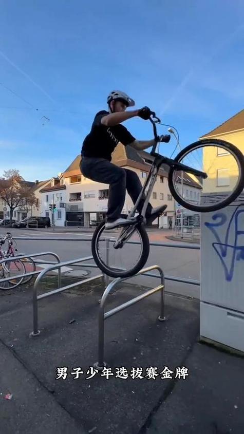 抖音上的攀爬自行车