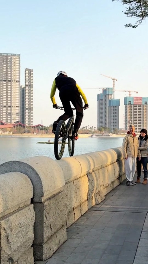 抖音上的攀爬自行车