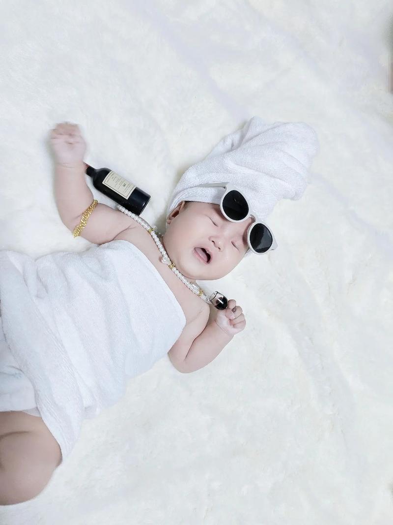 抖音宝宝百天浴袍照