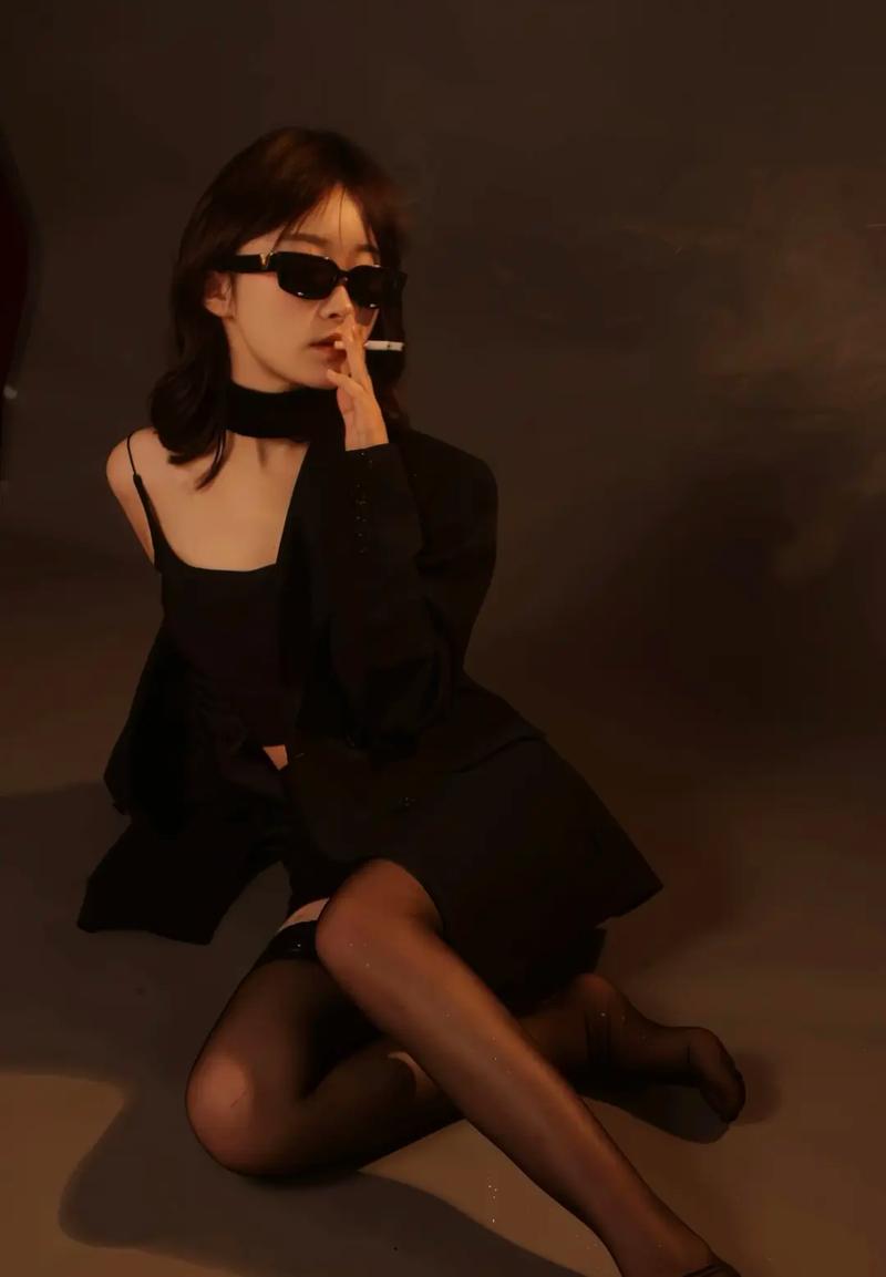直播中抽烟的女主播