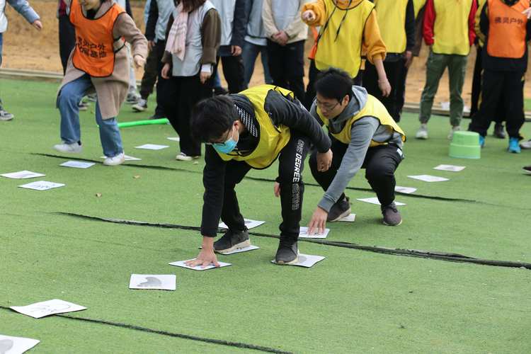 抖音拦门拉红绳游戏