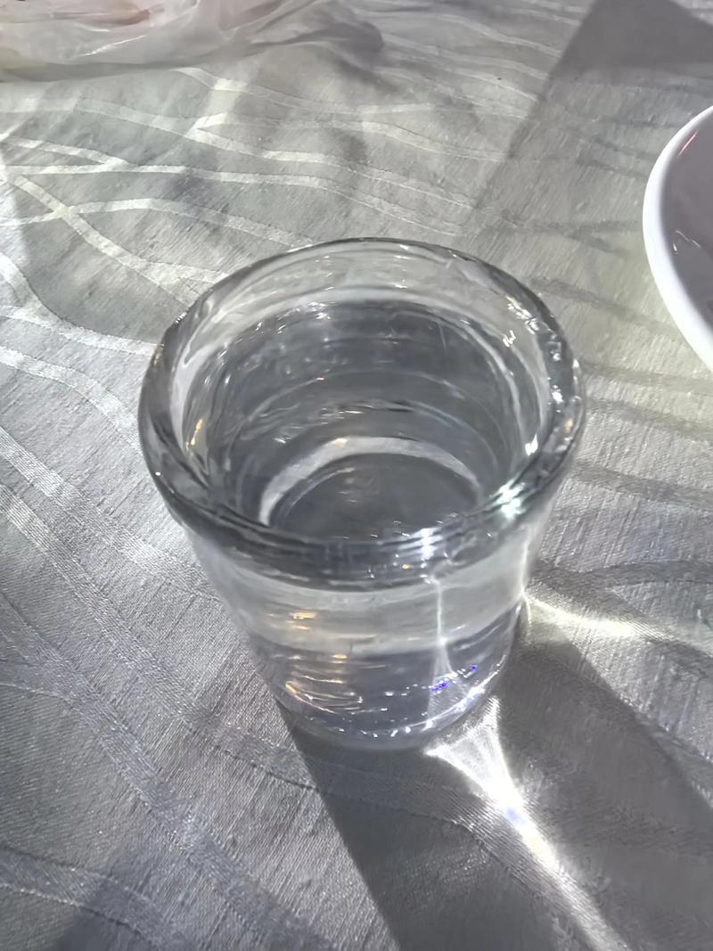抖音白酒杯漏酒的杯