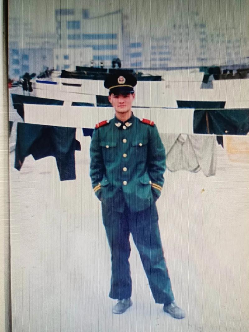 抖音穿解放鞋的人是