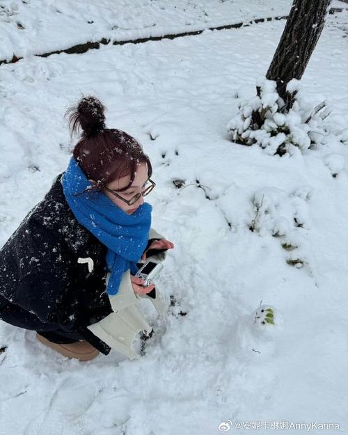 抖音里雪地光脚女孩