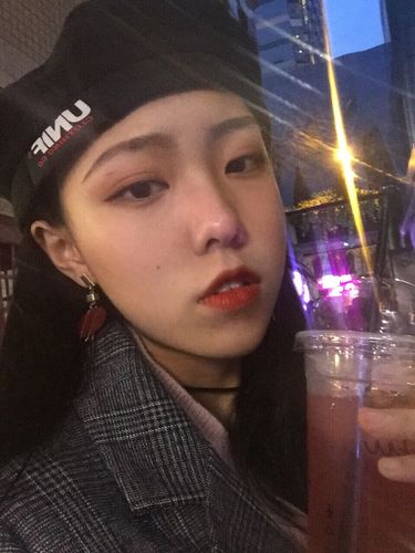 快手把眼睛变得很大