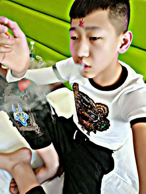 快手把眼睛变得很大