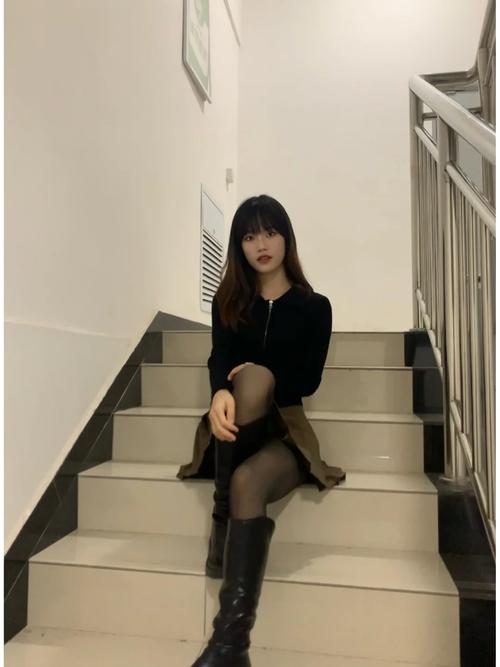 快手总喜欢坐楼梯上