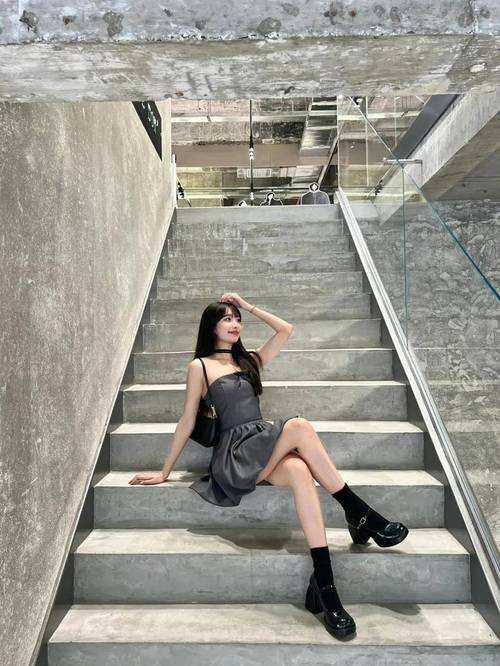 快手总喜欢坐楼梯上