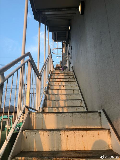 快手总喜欢坐楼梯上