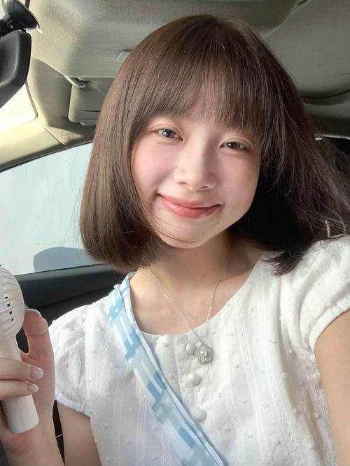 快手女短发网红照片