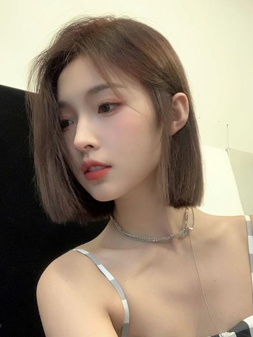 快手女短发网红照片