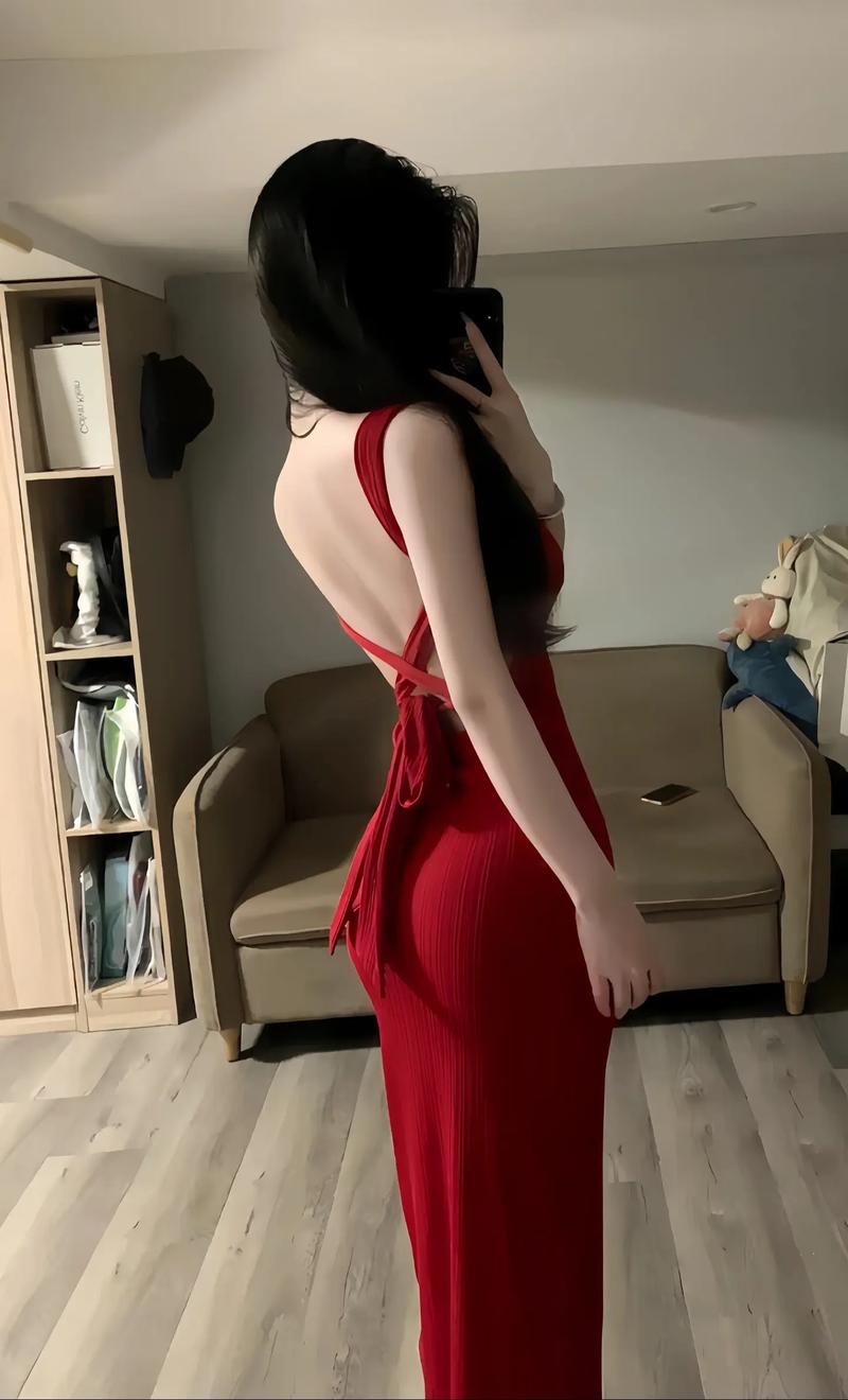 抖音上搂后背的长裙