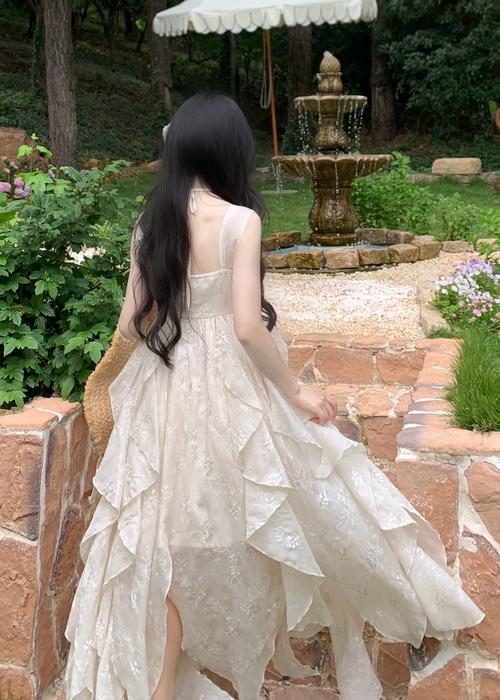 抖音上搂后背的长裙