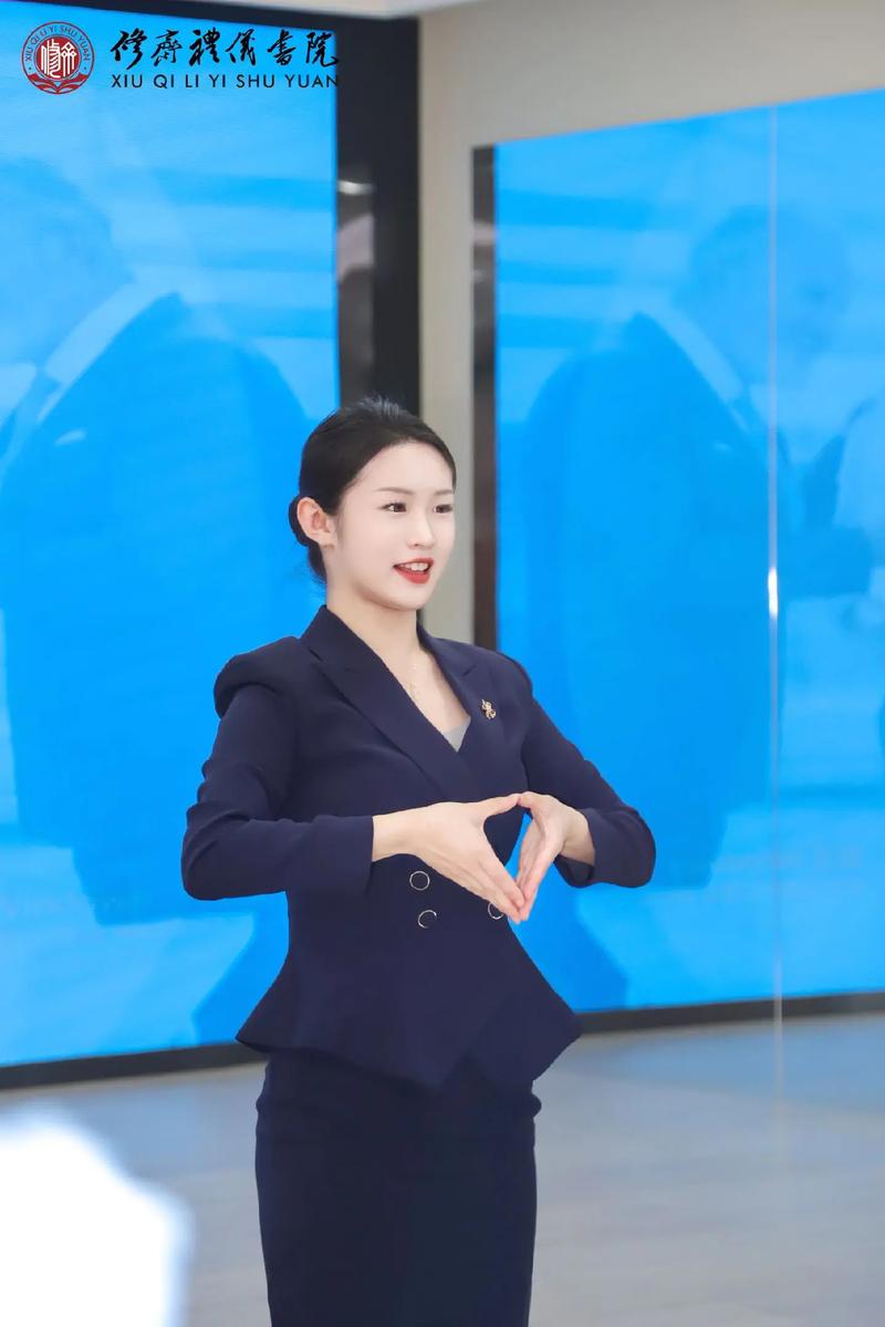媛媛抖音礼仪培训师