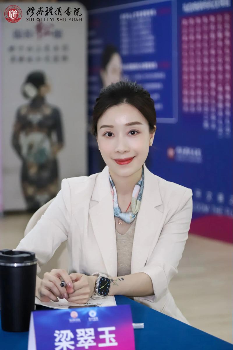 媛媛抖音礼仪培训师