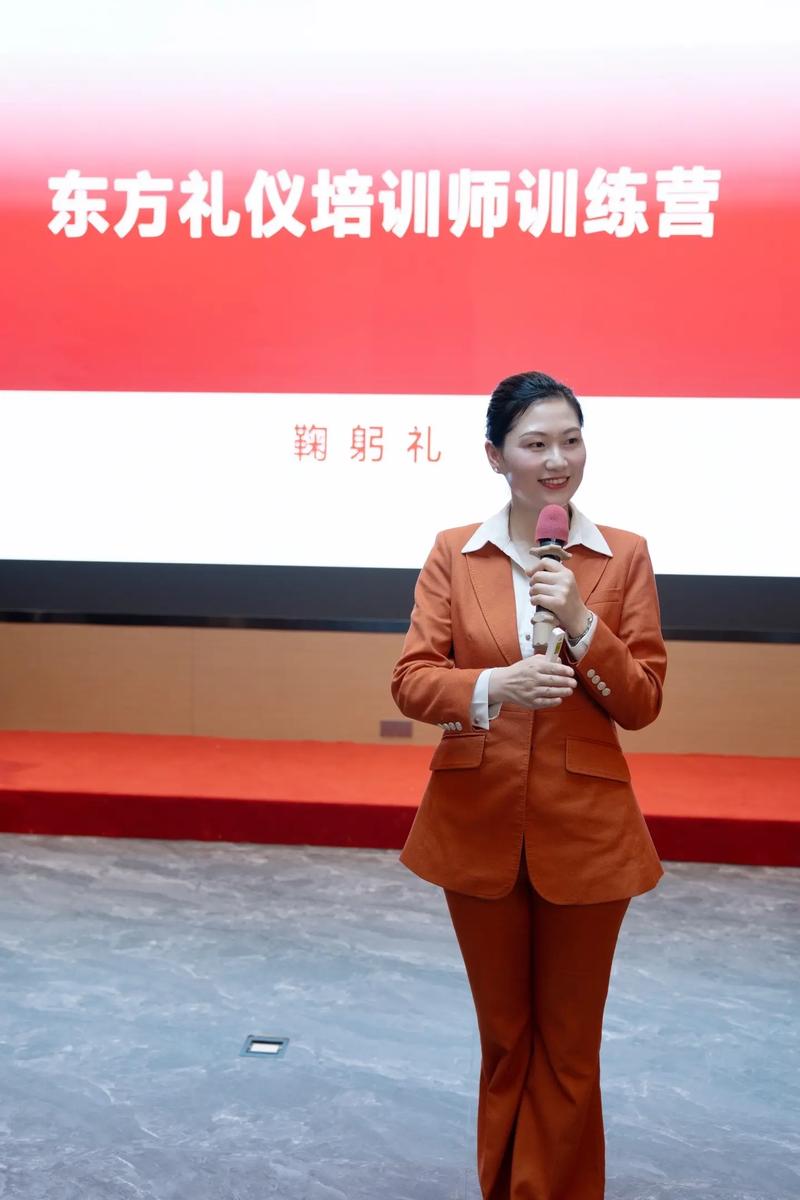 媛媛抖音礼仪培训师