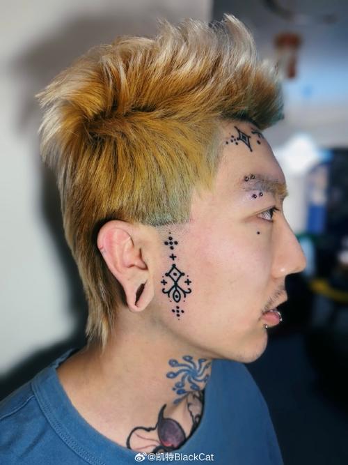 快手里额头纹纹身的