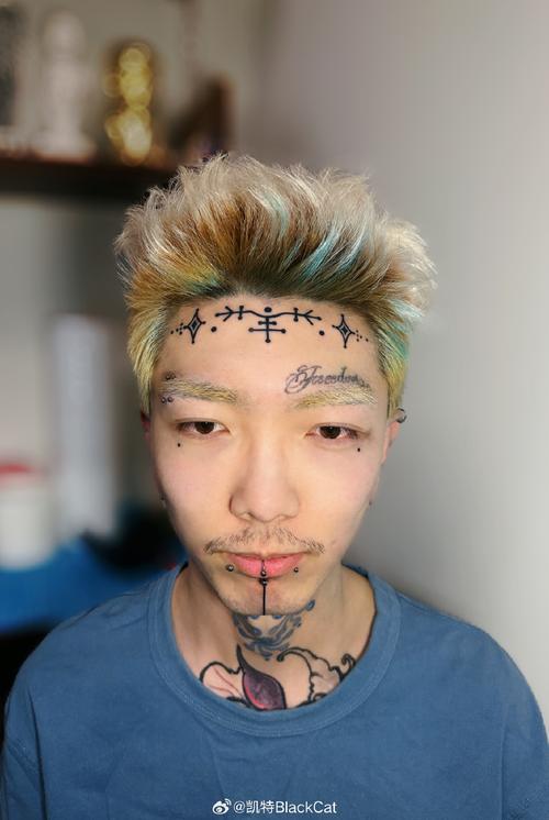 快手里额头纹纹身的