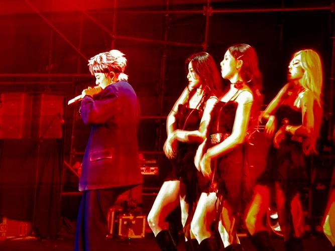 快手几个人水里唱歌