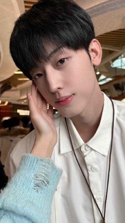 快手红人雷一萌多大