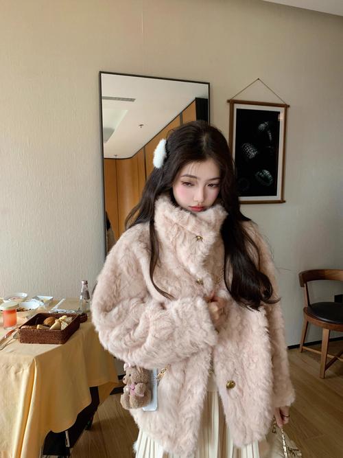 快手合肥女毛领大衣