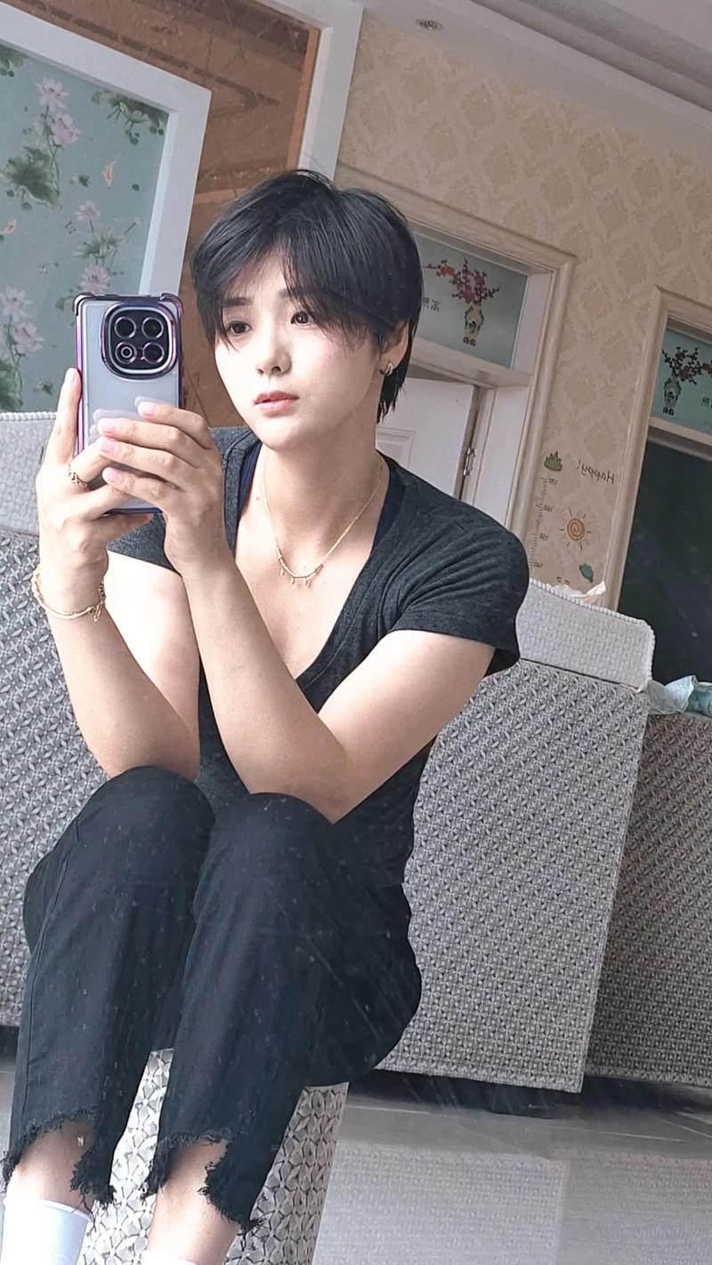 快手开霸道短发女人