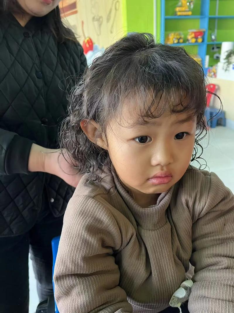 快手胖胖的小孩卷发