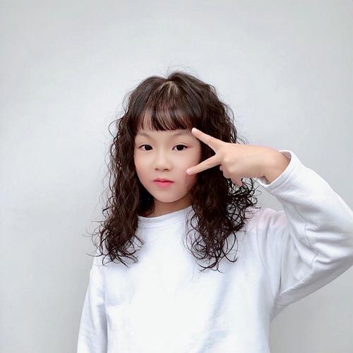 快手胖胖的小孩卷发