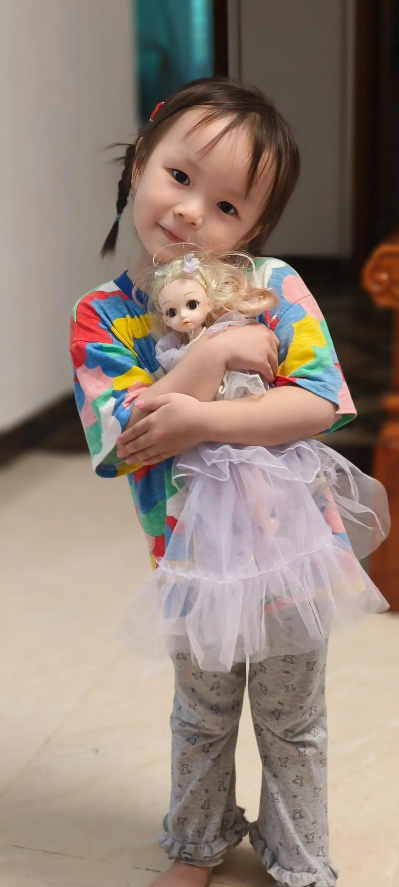 抖音毛绒玩具抱孩子