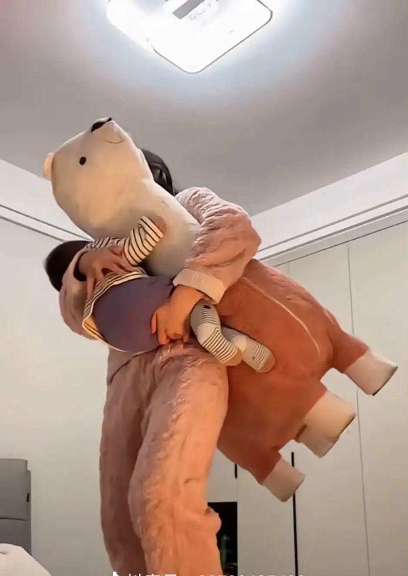 抖音毛绒玩具抱孩子