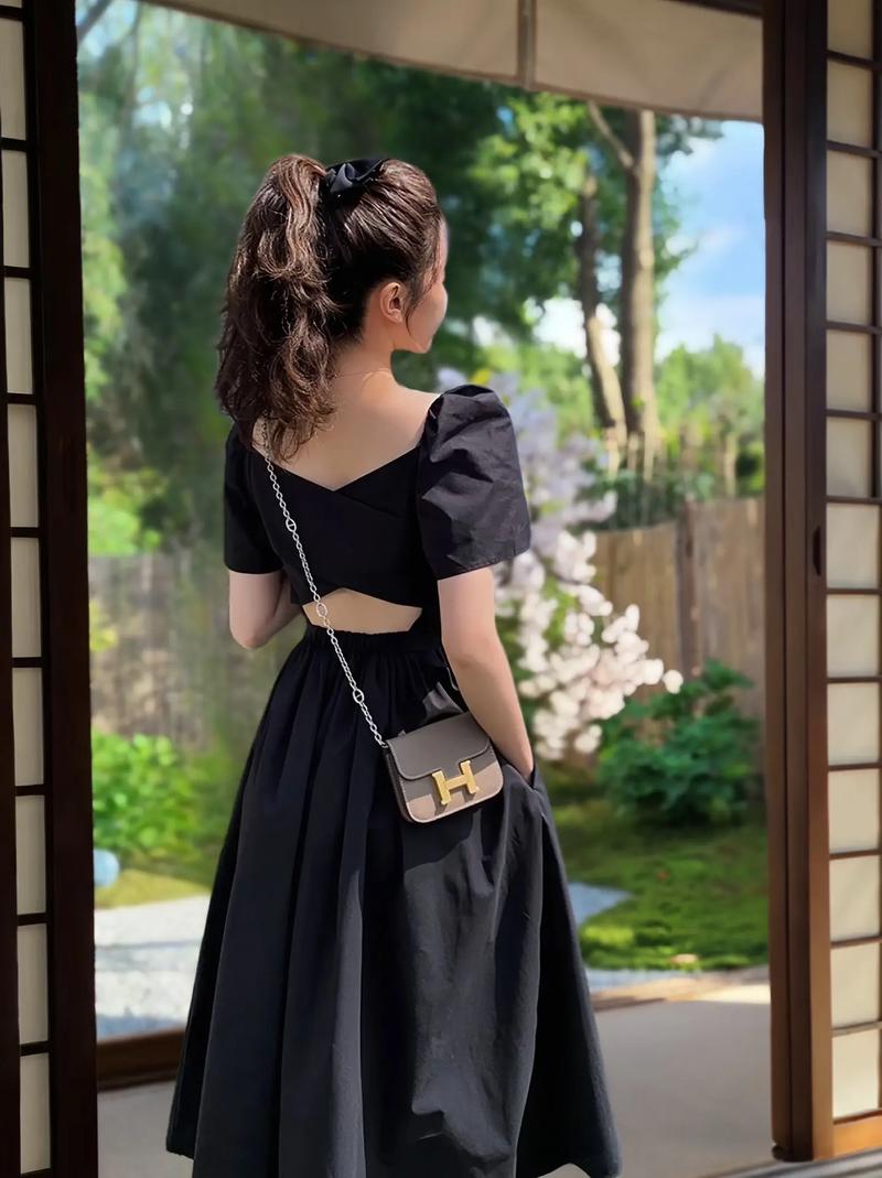 抖音漏后背的我裙子