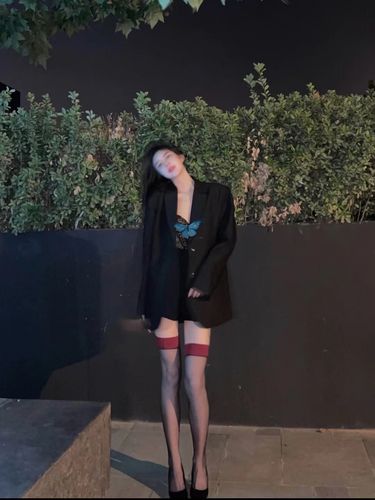 快手上黑色红边鞋子