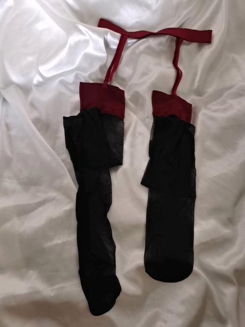 快手上黑色红边鞋子