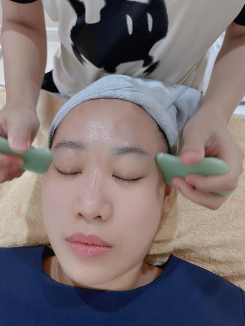 抖音小视频面部刮痧