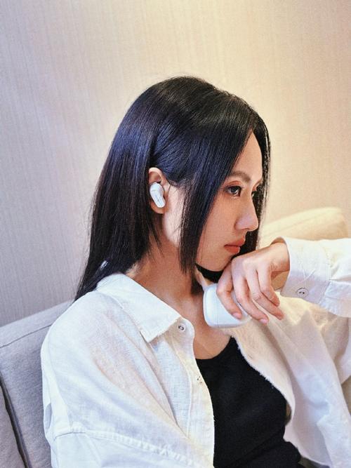 抖音耳朵带刀片女的