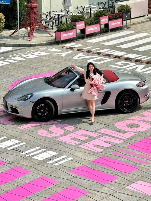 快手开保时捷的美女