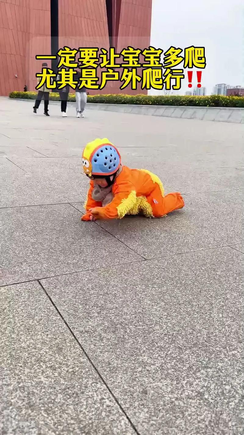 抖音穿爬行衣的宝宝