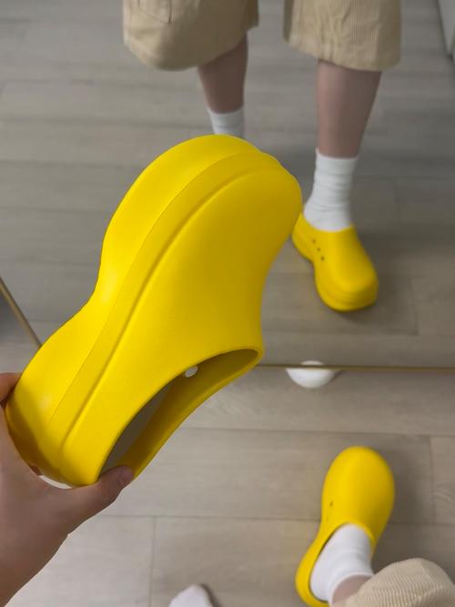 抖音穿黄胶鞋的那个