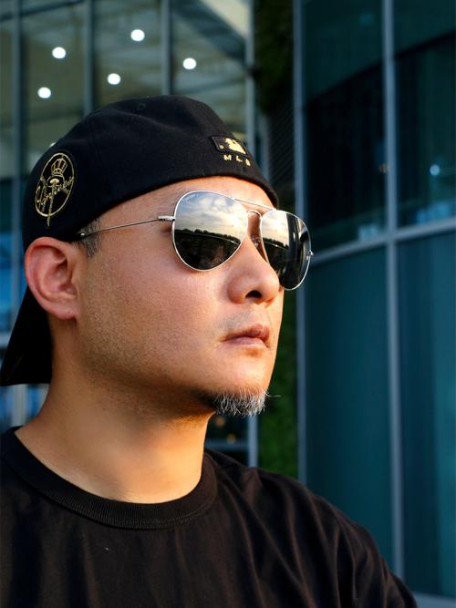 抖音里墨镜雪茄拍的