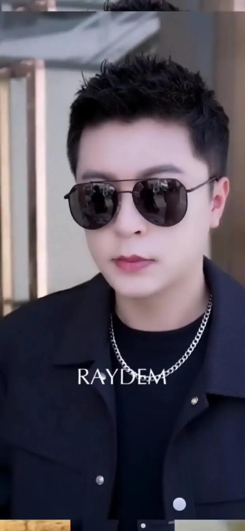 抖音里墨镜雪茄拍的