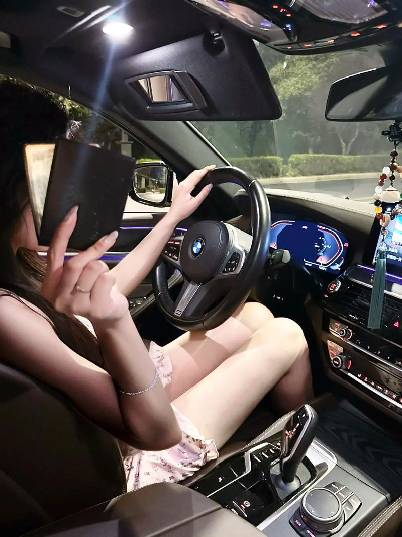 宝马吃冰棍美女快手