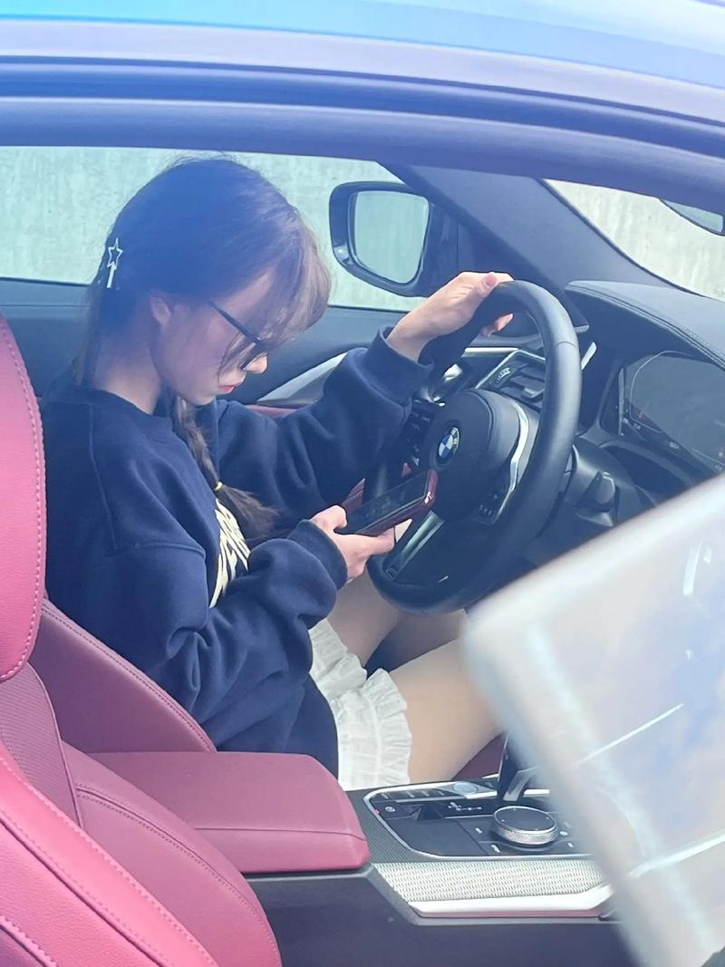 宝马吃冰棍美女快手