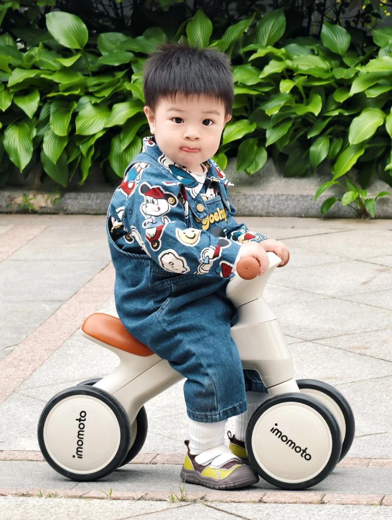 抖音上的儿童平衡车