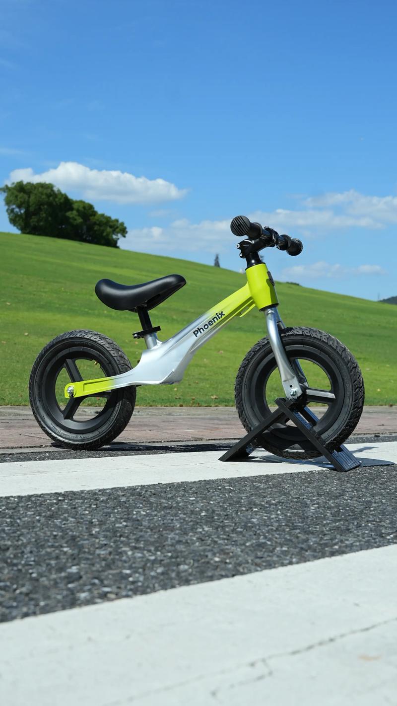 抖音上的儿童平衡车