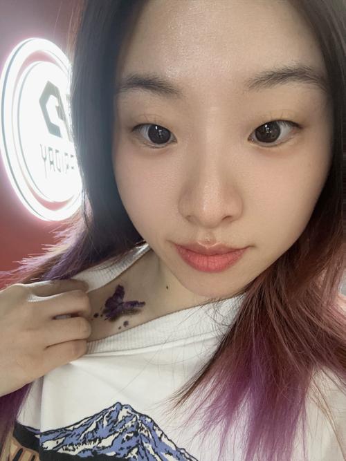 抖音纹笑脸纹身美女