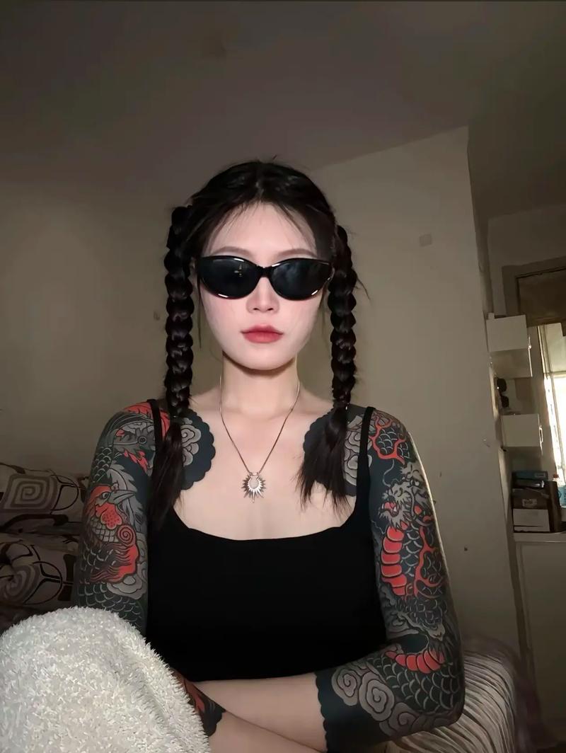 抖音纹笑脸纹身美女