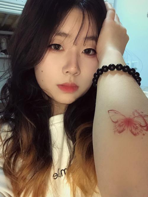 抖音纹笑脸纹身美女