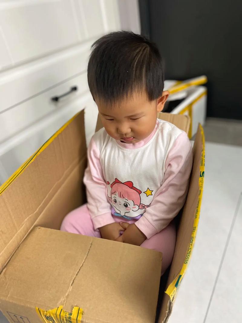 抖音上小孩拉着箱子